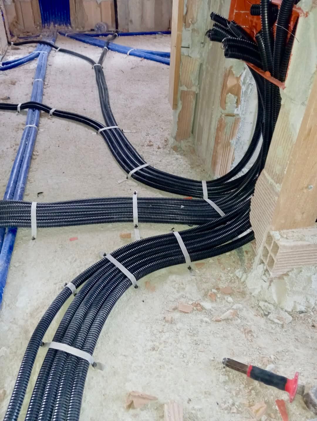 Cablaggio strutturato in tubazioni corrugate posato in cantiere industriale