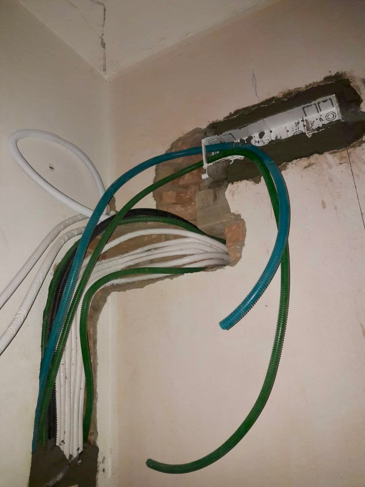 Intervento elettrico con apertura tracce a muro per il ripristino dell'impianto