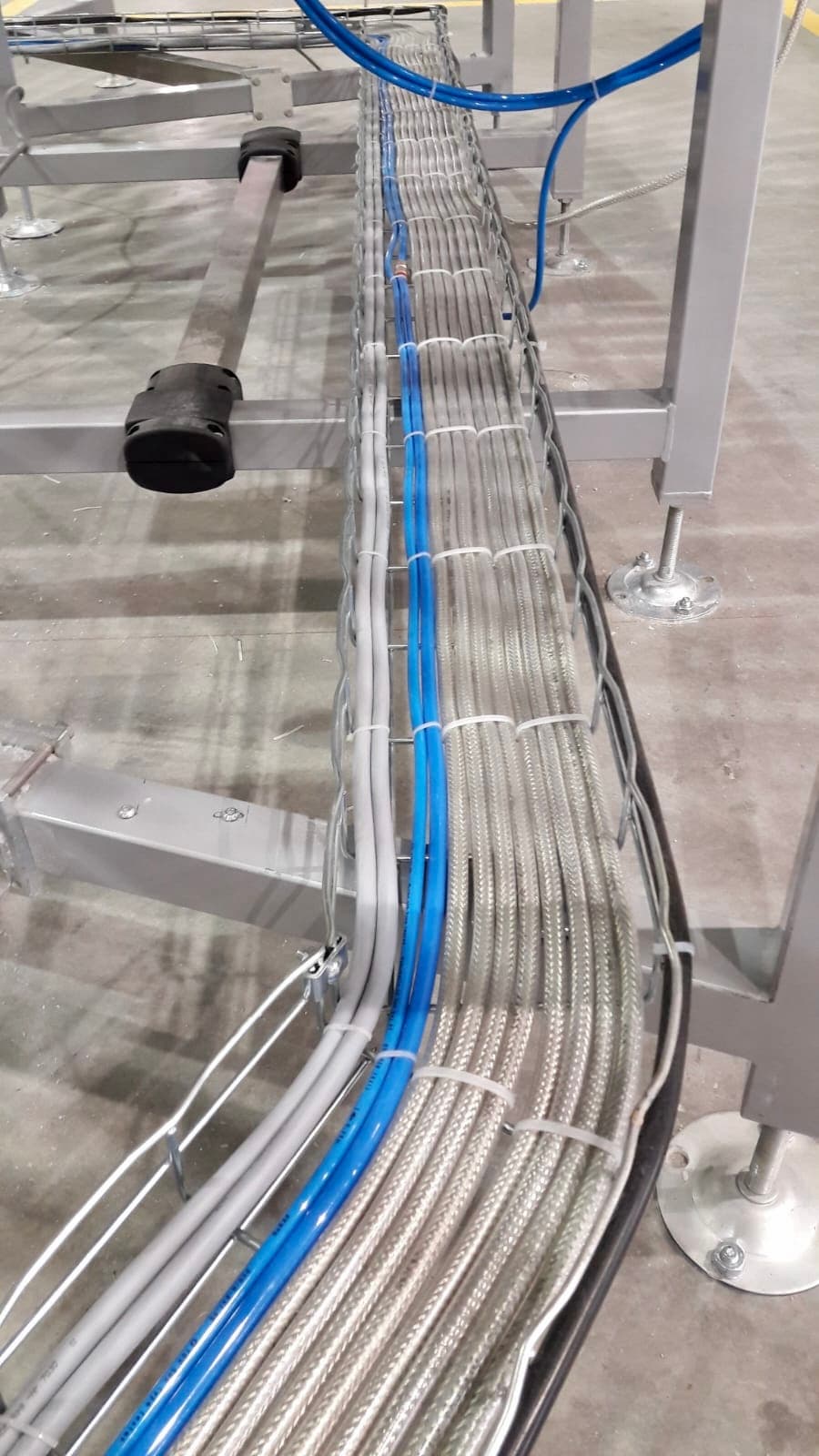 Cablaggio bordo macchina con cavi schermati e tubazioni pneumatiche